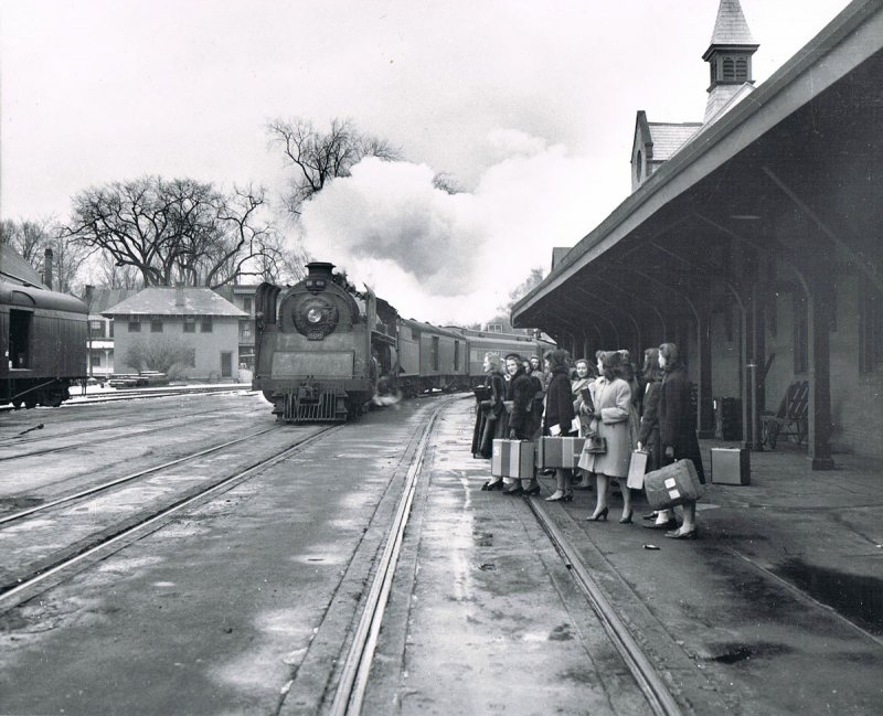 1944. College students from Skidmore getting ready to board a train from the Saratoga train station to return home.  That train station was located on Railroad Place on the westside of Broadway. Photo courtesy of the Saratoga Springs History Museum.