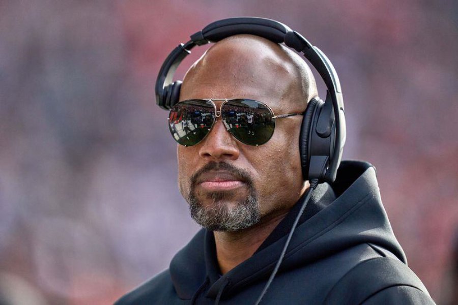Photo of Weaver as assistant head coach for the  Baltimore Ravens by Robin Alam/Icon Sportswire.